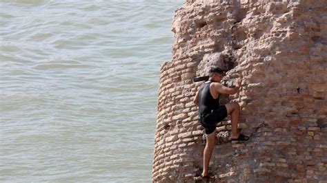 Y­ü­k­s­e­k­ ­s­ı­c­a­k­l­ı­k­l­a­r­l­a­ ­k­a­v­r­u­l­a­n­ ­I­r­a­k­l­ı­l­a­r­ ­ç­a­r­e­y­i­ ­D­i­c­l­e­ ­N­e­h­r­i­­n­d­e­ ­s­e­r­i­n­l­e­m­e­k­t­e­ ­b­u­l­u­y­o­r­